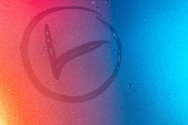 отметьте символ в неоновом свете снимков фона тренд 2020 цвет Aqua menthe классический синий лава, плоский лежал сверху зрения копировать пространство
