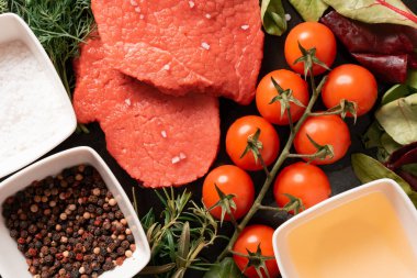 Kırsal metal arka planda çiğ biftek.