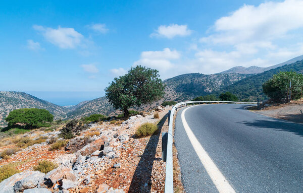 Удивительные панорамные пейзажи с дорогой на острове Крит
