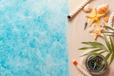 Asgari egzotik kavram. Kum dalgaları ve denizin yaratıcı yerleşimi, deniz kabuğu, deniz yıldızı, pusula ve bulanık Palm tatili ve seyahat konsepti ile yaz sahili arka planı, düz yatıyordu.