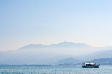 Günbatımında Girit Adası sahilinde yalnız bir tekne. Yunanistan tatil kopyalama alanı. Yalnızlığın sembolü
