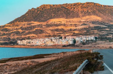 Girit adası plajı ve gün batımında dağlar. Yunanistan tatili.