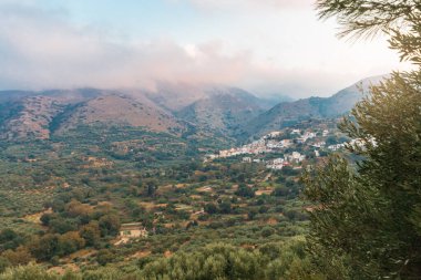 Girit adası plajı ve gün batımında dağlar. Yunanistan tatili.