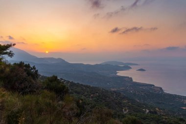 Girit adası plajı ve gün batımında dağlar. Yunanistan tatili.