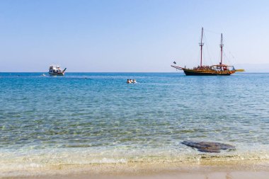 Girit adası plajı ve gemileri, foto günü. Yunanistan tatili.
