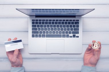 Bitcoin banka kartına karşı online alışveriş ve ticaret konsepti. İnsan nasıl ödeyeceğine karar verir. Renkli resim.