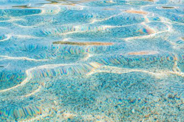 Soyut doğa su çakıl taşları arka planı. Mavi çakıl taşı dokusu. Taş zemin. Mavi mahsul rengi. Deniz piyadeleri plajı. Güzel doğa. Turkuaz rengi