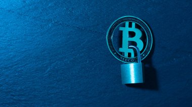 Bitcoin güvenlik konsepti. Kripto para koruma sembolü. Düz konum, üst görünüm, kopyalama alanı. Neon ışığı.