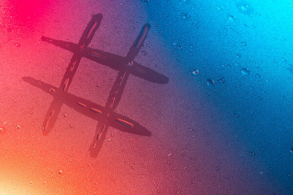 хэштег пост вирусной веб-сети медиатег неоновых световых фоновых снимков тренд 2020 цвет Aqua menthe классическая синяя лава, плоский лежал верхний вид скопировать пространство
