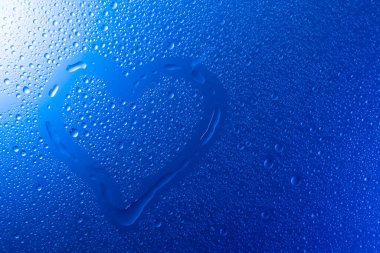 kalp aşk sembolü neon ışığı arka planında düşüş eğilimi 2020 renk Aqua menthe klasik mavi, düz görünüm kopyalama alanı yatıyordu