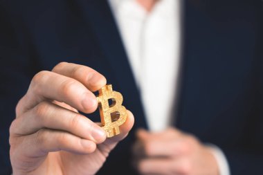 Bitcoin 'i tutan bir iş adamı. İş başarısı konsepti. Yumuşak odak resmini kapat.