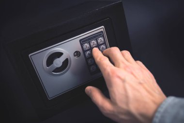 Nakit Para Kasası Mevduatı. Para güvenliğinin sembolü. Adam küçük bir kiralık kasa açıyor. Yumuşak odaklı tonlu resim.