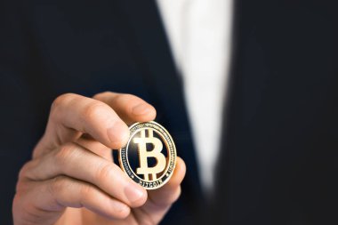 Bitcoin 'i tutan bir iş adamı. İş başarısı konsepti. Yumuşak odak resmini kapat.