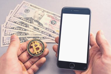 Bitcoin ticareti konsepti. Akıllı telefondan online ödeme yapan bir adam. Kopyalama alanı.