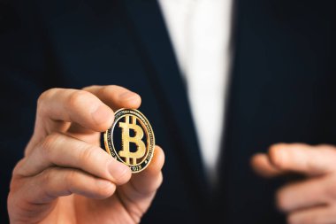 Bitcoin 'i tutan bir iş adamı. İş başarısı konsepti. Yumuşak odak resmini kapat.