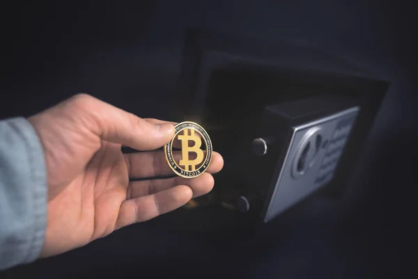 Depósito Seguro Símbolo Segurança Criptomoeda Homem Coloca Bitcoin Físico Pequeno — Fotografia de Stock