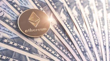 Ethereum 'un fiziksel versiyonu ve dolar banknotları. Bir dolar sembolü için değiş tokuş. Dünya çapında kripto para birimi ve dijital ödeme sistemi için kavramsal resim.