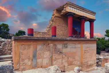 Yunanistan 'ın Girit kentindeki Knossos Sarayı. Akşam üzeri Heraklion yakınlarında. Yunanistan tatili.
