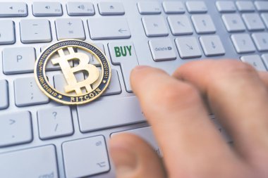 Bitcoin satın alma konsepti. Yumuşak odaklı tonlu resim. Dünya çapında kripto para birimi ve dijital ödeme sistemi için kavramsal resim.