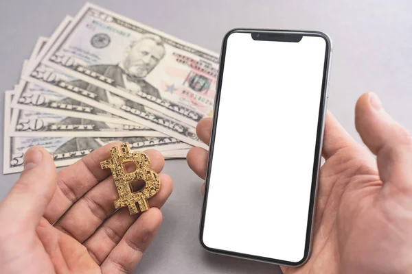 Bitcoin concetto di trading di shopping. Uomo che effettua pagamenti online su smartphone. Spazio di copia Mockup . — Foto Stock