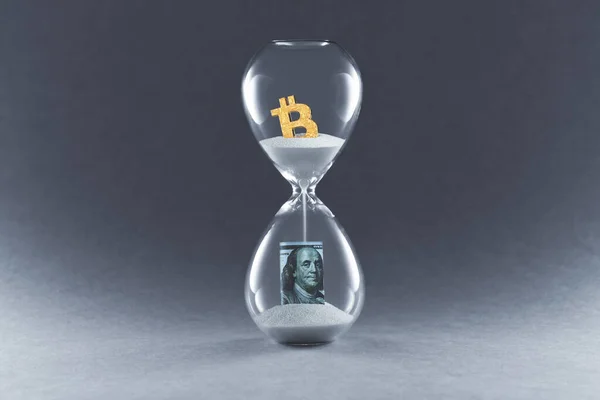 Přesýpací hodiny na tmavém pozadí. Koncepce přecházející tradiční měnový čas a časová kryptoměna Bitcoin a technologie blockchain. — Stock fotografie
