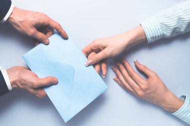 İş adamı, kadın ortağa içinde para olan zarfı verir veya alır. Rüşvet ve yolsuzluk kavramı, zarf içinde maaş, zarf içinde para..
