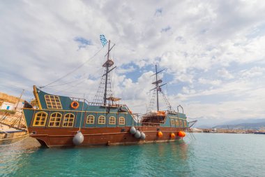 Girit kasabasındaki eski geleneksel gemi Hersonissos Günü foto. Yunanistan tatili.