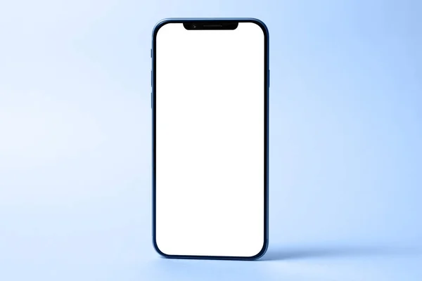 Mockup smartphone, telefono con schermo vuoto e ombra isolata su sfondo blu. Tecnologie moderne social network e applicazioni. Simbolo di leggerezza freschezza ariosità. Copia spazio — Foto Stock