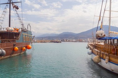 Girit kasabasındaki eski geleneksel gemi Hersonissos Günü foto. Yunanistan tatili.