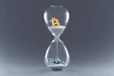Kum saati koyu arkaplanda. Geleneksel para birimi zaman ve zaman kripto para birimi Bitcoin ve engel zinciri teknolojisinin geçirilmesi kavramı.