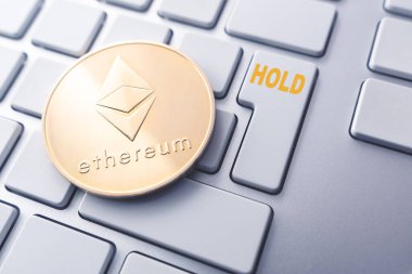 ethereum hold konsepti. Yumuşak odaklı tonlu resim. Dünya çapında kripto para birimi ve dijital ödeme sistemi için kavramsal resim.