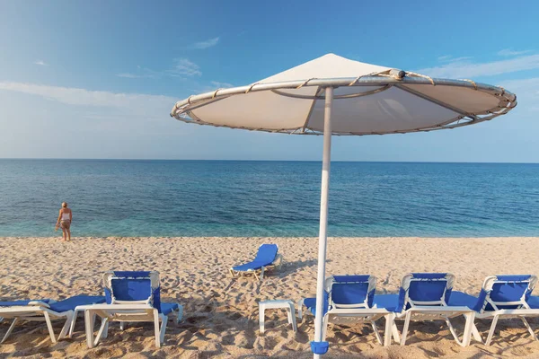 Playa Vacía Temporada Baja Con Tumbonas Sombrillas Paja Creta Ciudad — Foto de Stock