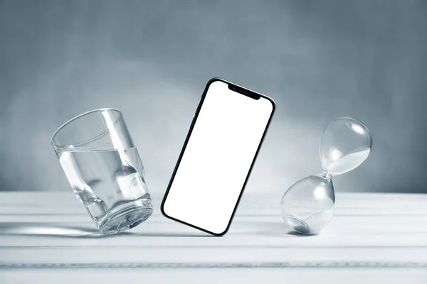 スマートフォンのモックアップ テーブルの下に飛んで空白の画面を持つ携帯電話 軽さの新鮮さの象徴 現代の技術社会的ネットワークとアプリケーション スペースのコピー — ストック写真