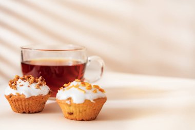 Masanın üzerinde çörekli tatlı çayı. Kapat, boşluğu kopyala.