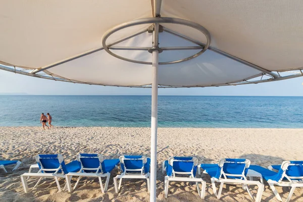 Playa Vacía Temporada Baja Con Tumbonas Sombrillas Paja Creta Ciudad — Foto de Stock