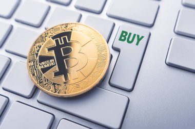 Bitcoin satın alma konsepti. Yumuşak odaklı tonlu resim. Dünya çapında kripto para birimi ve dijital ödeme sistemi için kavramsal resim.