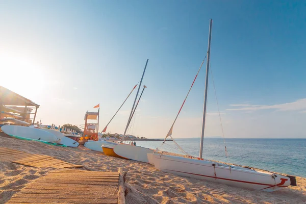 Playa Vacía Temporada Baja Con Tumbonas Sombrillas Paja Creta Ciudad — Foto de Stock