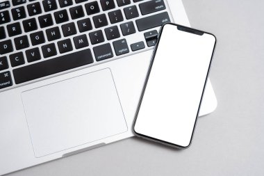 Akıllı telefon maketi. Yeni dizüstü bilgisayarı beyaz ekranlı yeni siyah çerçevesiz akıllı telefon. Akıllı telefon çerçevesiz tasarım kavramı.