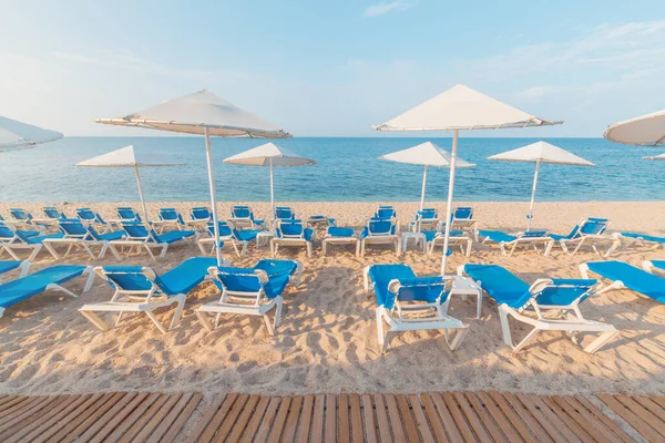 Spiaggia Bassa Stagione Vuota Con Lettini Ombrelloni Paglia Creta Città — Foto Stock