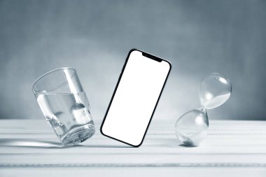 Akıllı telefon modeli, masanın altında uçan boş ekranlı telefon. Hafiflik, tazelik, havalanma sembolü. Modern teknolojiler sosyal ağlar ve uygulamalar. Boşluğu kopyala