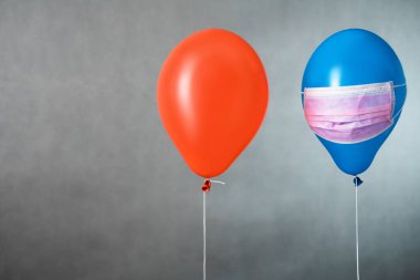 Tıbbi maskeli kırmızı balon, maskeli insanın sembolü. Coronavirus covid-19 'u önlemek için. Salgın koruma ekipmanları.