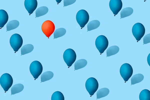 Balões Azuis Simbolizando Sociedade Balão Vermelho Símbolo Líder Uma Pessoa — Fotografia de Stock