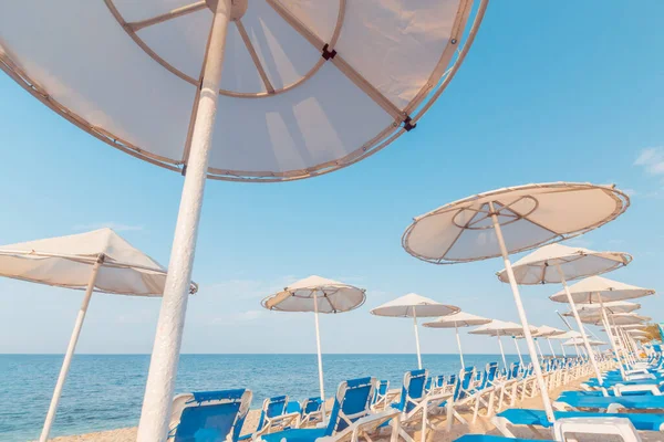 Playa Vacía Temporada Baja Con Tumbonas Sombrillas Paja Creta Ciudad — Foto de Stock