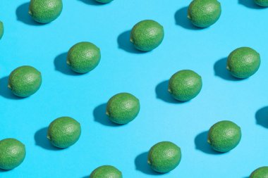 Açık mavi arkaplanda kireç deseni. Minimum besin dokusu yatıyordu. Yaz soyut moda taze konsept.