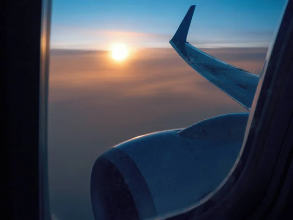 Красиві Мальовничі Гори Хмари Вид Схід Сонця Через Вікно Літака — стокове фото
