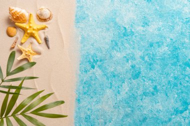 Tatil ve seyahat konsepti, düz açılı fotokopi alanı, minimum egzotik konsept. Kum dalgaları ve denizin yaratıcı düzeni, deniz yıldızı, deniz yıldızı ve bulanık Palm ile yaz sahili arka planı