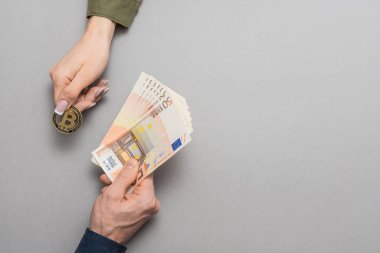 Ticaret sembolü. Bitcoin konsept alıp satışı, Bitcoin ve euro parası tutan eller.