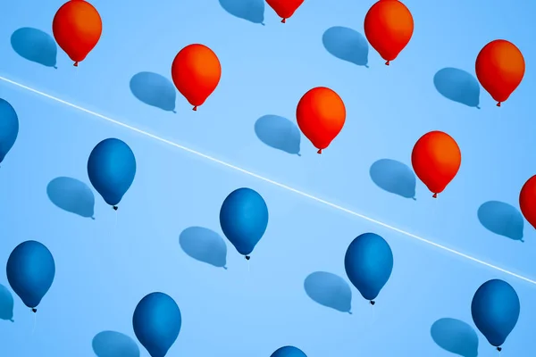 气球的红色和蓝色被白线隔开 社会分裂的象征 按不同特点区分人的概念 — 图库照片