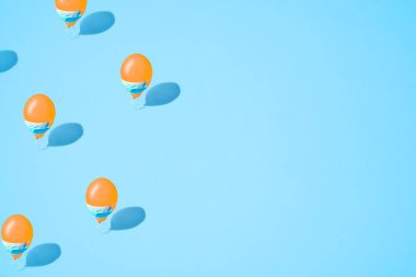 Sosyal mesafeli önleme Corona virüsü covid-19. Tıbbi maskeli kırmızı balon, maskeli insanın sembolü. İnsanlar modern izometrik tarzda mesafeyi koruyorlar