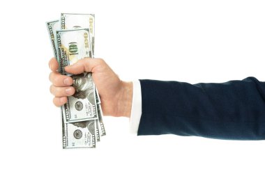 100 dolar iş adamlarının elinde. Parayla el ele tutuşan banknotlar beyaz arka planda izole edilmiş..